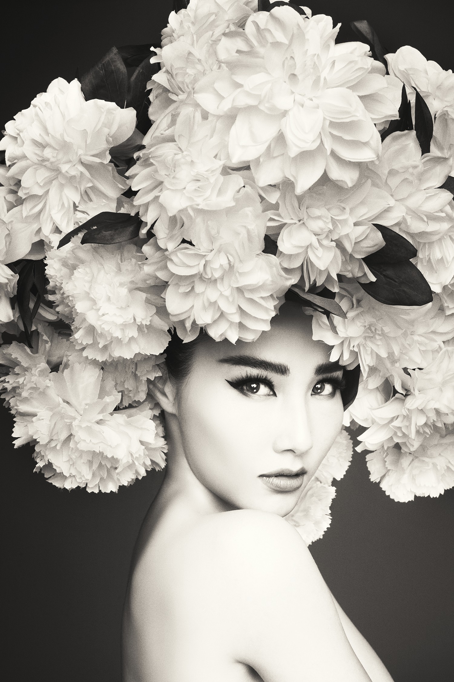 Hà Tăng vai trần, Kỳ Duyên cùng loạt mỹ nhân Việt khác trút bỏ xiêm y trong bộ ảnh của NTK Đỗ Mạnh Cường